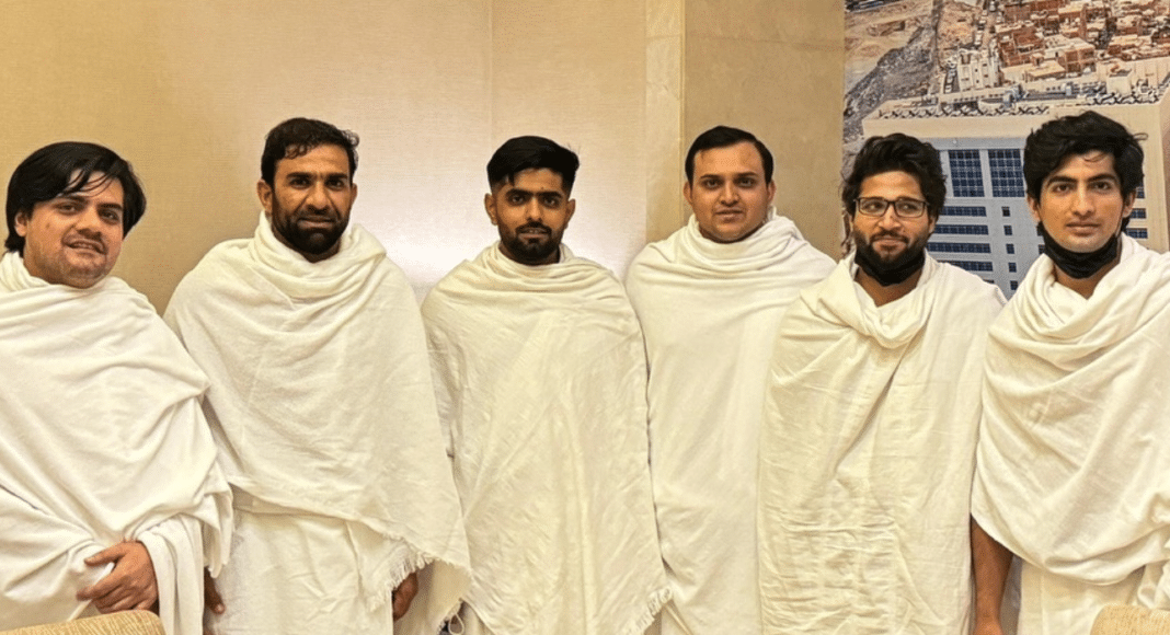 Pakistani Cricketers Share Iftar Moment at Masjid-e-Nabawi